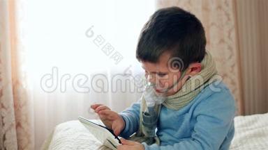 吸入用<strong>雾化</strong>器，带氧气面罩的孩子在平板电脑上，生病的孩子通过<strong>雾化</strong>器呼吸